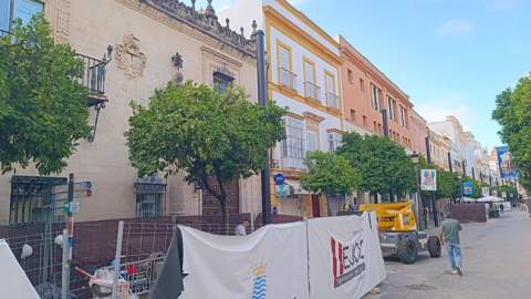 Adelante acusa a Pelayo de "ineptitud" tras el nuevo retraso en la instalaci&oacute;n de los toldos de la calle Larga