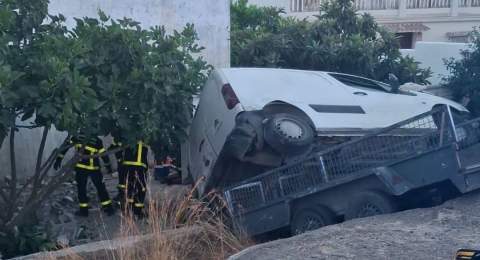 Dos dotaciones de bomberos intervienen en un accidente de tr&aacute;fico con un herido en la A-2002