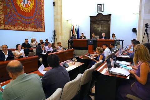 El Pleno felicta a dos polic&iacute;as locales por salvar una vida y detener a un acosador fuera de servicio