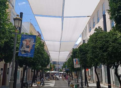 La calle Larga estrena la colocaci&oacute;n de sus nuevos toldos para blindarse contra el calor del verano