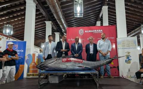 Un ronqueo de 215 kilos sella la alianza gastron&oacute;mica entre Jerez y Barbate