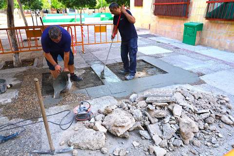 El Ayuntamiento acomete mejoras de accesibilidad y mobiliario urbano en la plaza Ronda de La Granja