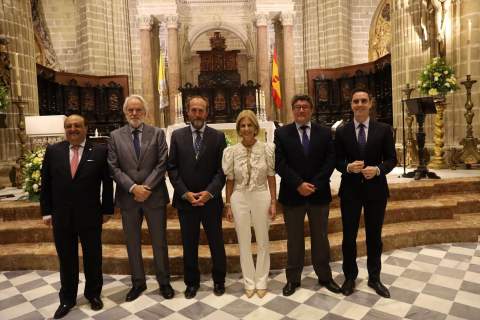 Mar&iacute;a Jos&eacute; Garc&iacute;a-Pelayo arropa a Froil&aacute;n Sol&iacute;s y a su junta en la toma de posesi&oacute;n del nuevo Consejo de la Uni&oacute;n de Hermandades