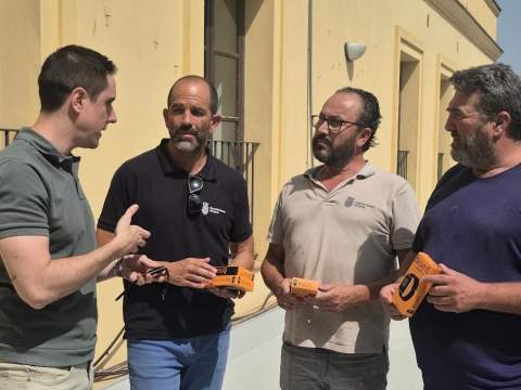 Jerez introduce pulseras inteligentes para monitorizar la temperatura de los operarios municipales ante el calor extremo