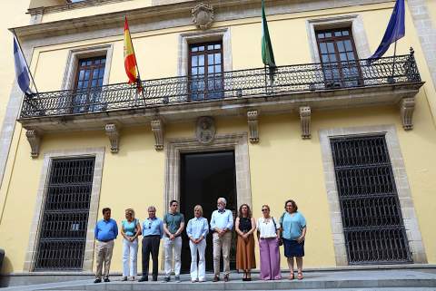 La Corporaci&oacute;n municipal guarda un minuto de silencio en solidaridad con las v&iacute;ctimas del tr&aacute;gico incendio de Almer&iacute;a