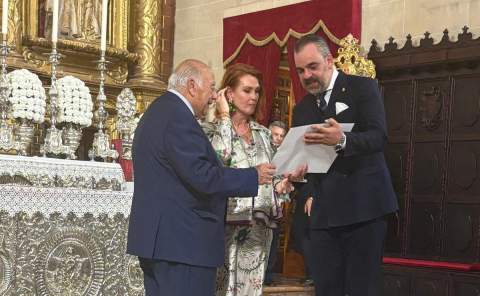 Mar&iacute;a Luisa Cu&ntilde;ado de Azc&aacute;rate recibi&oacute; el Volante de Oro de la Hermandad del Transporte en una emotiva noche en La Merced