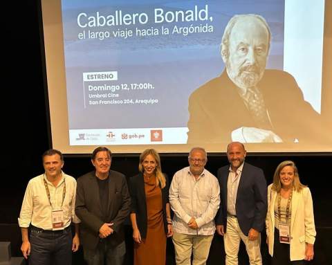 Almudena Mart&iacute;nez sella una partida de 200.000 euros para el centenario de Caballero Bonald en Jerez