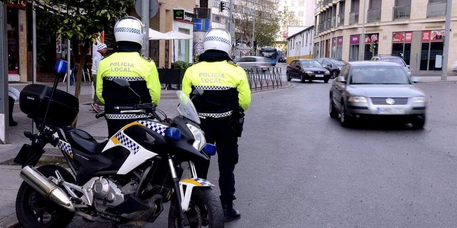 Interceptado un &lsquo;taxi pirata&rsquo; en la avenida Medina Sidonia con exceso de pasajeros