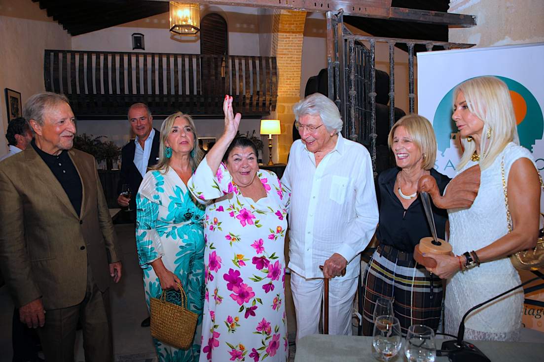 Manuel Alejandro recibe el galard&oacute;n &lsquo;Cig&uuml;e&ntilde;a de Santiago&rsquo; en un emotivo homenaje en su barrio natal