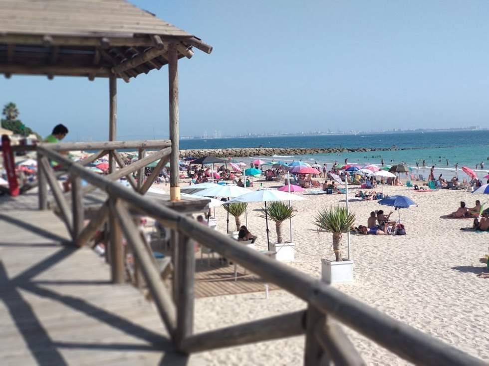 El subdirector de Protecci&oacute;n de la Salud explica el cierre de cinco playas de C&aacute;diz: &ldquo;Se proh&iacute;be el ba&ntilde;o cuando las concentraciones de E. coli y enterococos son altas&rdquo;