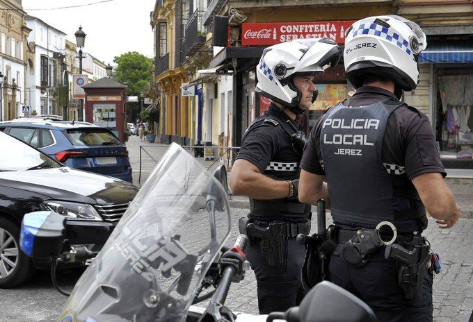 La Polic&iacute;a Local denuncia al conductor de una moto de cross que circulaba por la zona peatonal de la Laguna de Torrox