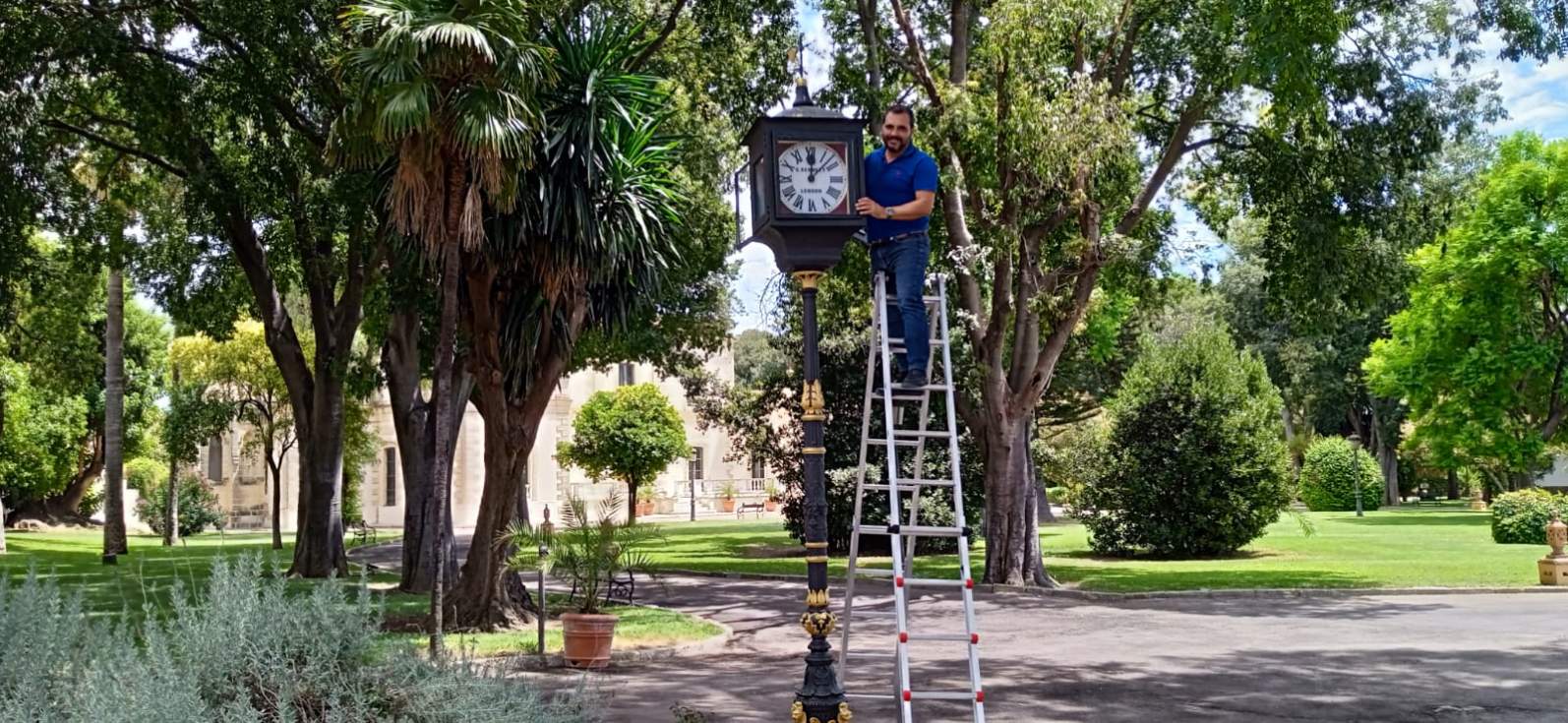 Los Museos de la Atalaya recuperan un enigm&aacute;tico reloj victoriano del siglo XIX en sus jardines