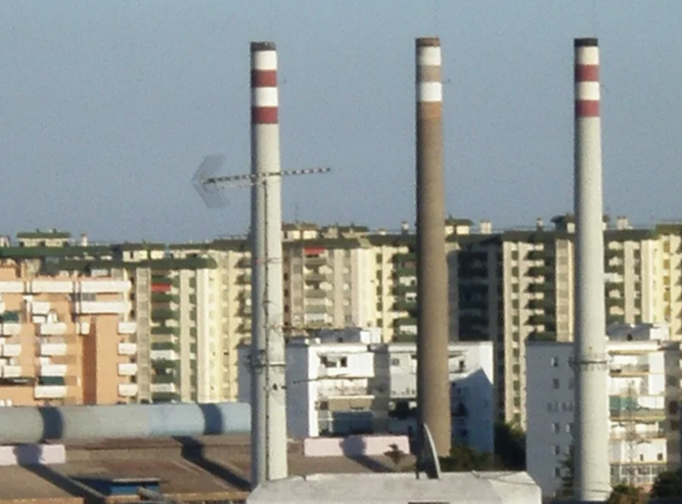 Las chimeneas de la F&aacute;brica de Botellas esquivan el derribo, por ahora