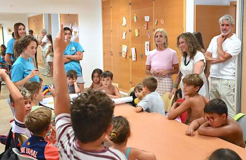 La alcaldesa visita a ni&ntilde;os y ni&ntilde;as participantes en la Escuela de Verano Rural en Los Albarizones