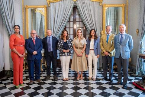 Almudena Mart&iacute;nez recibe a la nueva Junta de Gobierno de la Real Academia San Dionisio
