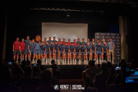 El Xerez Deportivo FC escenifica su ambici&oacute;n en una Sala Pa&uacute;l abarrotada con la presentaci&oacute;n de su plantilla y equipaciones para la 2026/27