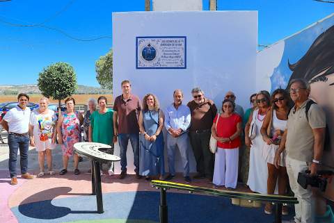 La Ina estrena instrumentos musicales l&uacute;dicos en su parque infantil tras una donaci&oacute;n de la Asociaci&oacute;n Ra&iacute;ces
