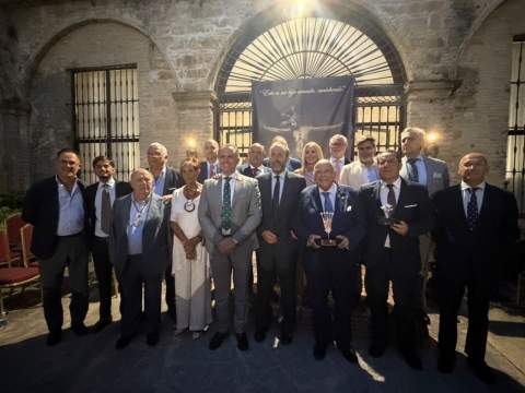 La Hermandad del Cristo de la Viga celebra la festividad de San Salvador