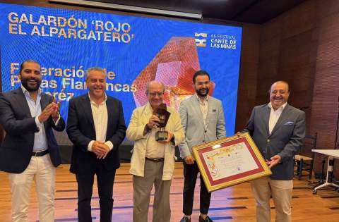 La Federaci&oacute;n de Pe&ntilde;as Flamencas consigue el galard&oacute;n &lsquo;Rojo El Alpargatero&rsquo; concedido por el Festival del Cante de las Minas
