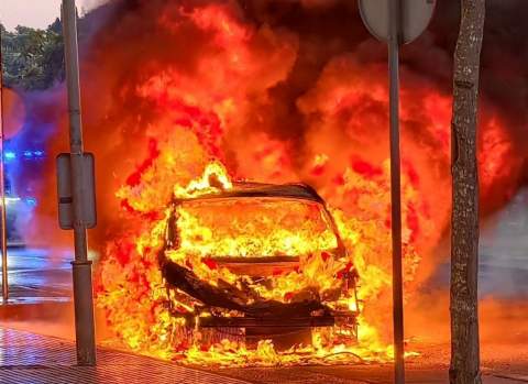 Bomberos extinguen el incendio de un taxi microh&iacute;brido en la avenida Juan Carlos I de Jerez