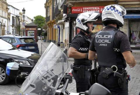 La Polic&iacute;a Local denuncia al conductor de una moto de cross que circulaba por la zona peatonal de la Laguna de Torrox