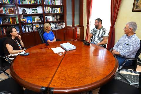 Garc&iacute;a-Pelayo recibe al jerezano Francisco D&iacute;az tras ser coronado &lsquo;Senior Mister Global C&aacute;diz&rsquo;