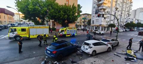 Un violento choque en la Avenida San Juan Bosco deja tres turismos tocados y contenedores destrozados