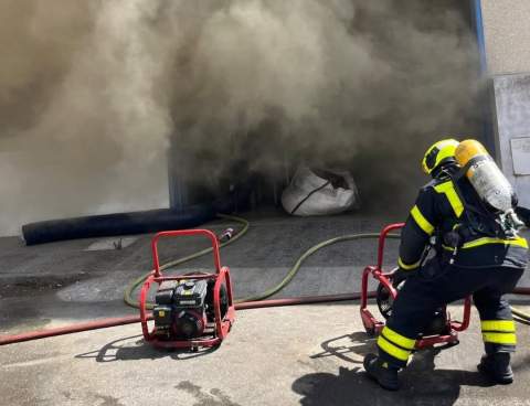 Los bomberos intervienen por un incendio en una nave de piensos en El Portal