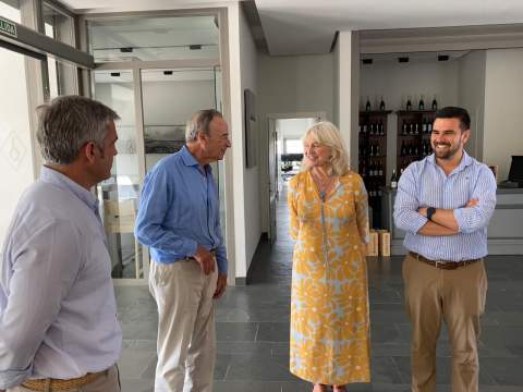 La Junta de Andaluc&iacute;a respalda el sector vitivin&iacute;cola gaditano con ayudas y apoyo t&eacute;cnico a la bodega Entrechuelos