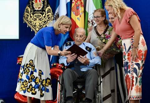 Jerez rinde homenaje al bombero Pedro Serrano Duarte por su medio siglo de servicio y entrega solidaria