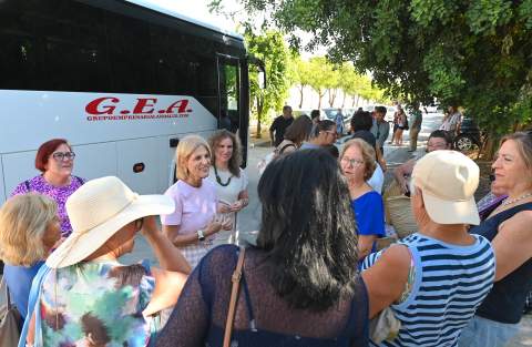 Garc&iacute;a-Pelayo comprueba el &eacute;xito del programa &lsquo;S&uacute;bete al autob&uacute;s del verano&rsquo; en su visita a Torremelgarejo