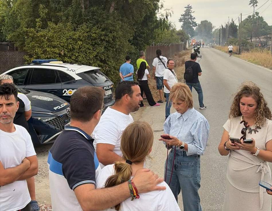 Un fuego en la zona de Caulina obliga a desalojar viviendas y restaurantes y mantiene en alerta a la zona