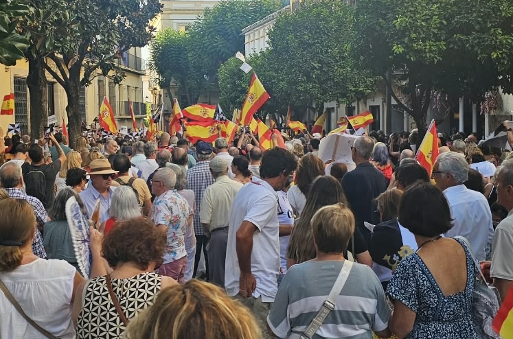 Cientos de personas abarrotan el centro de la ciudad en una multitudinaria concentraci&oacute;n de apoyo a Ceuta