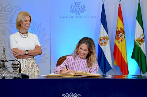 Ana Mestre realiza su primera firma en el Libro de Honor de Jerez como presidenta del Parlamento andaluz