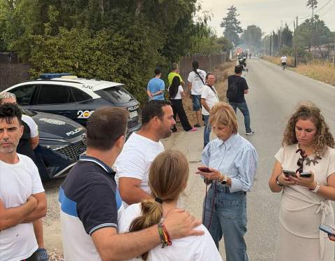 Un fuego en la zona de Caulina obliga a desalojar viviendas y restaurantes y mantiene en alerta a la zona