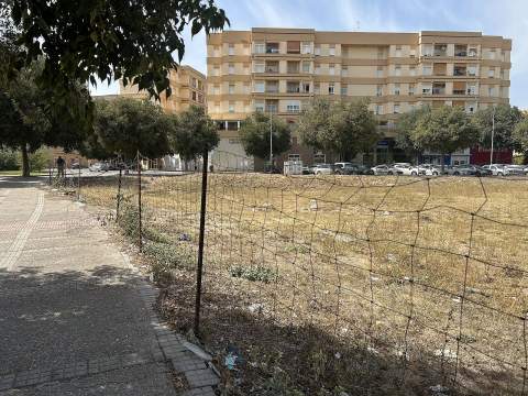Inversi&oacute;n de 214.000 euros para transformar una parcela sin uso junto a Chap&iacute;n en 66 plazas de aparcamiento