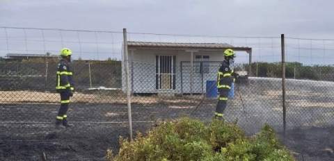 Un incendio de pastos en San Isidro del Guadalete alcanza una casa prefabricada