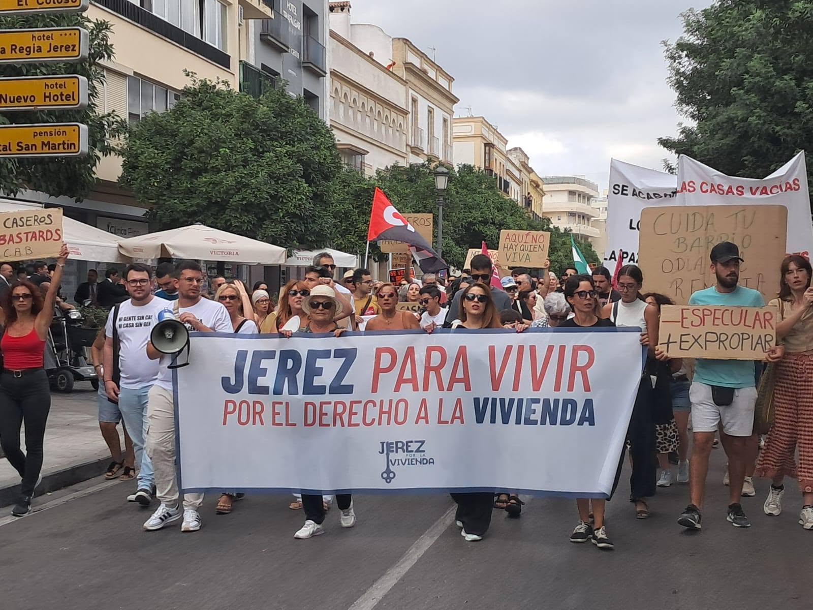 La vivienda moviliza a cientos de personas en Jerez en una marcha que reclama alquileres asequibles