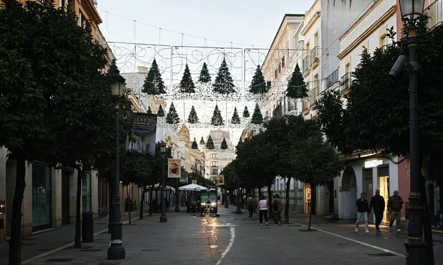 Jerez pone en marcha el montaje de las luces de Navidad con un contrato de 2,3 millones hasta 2029