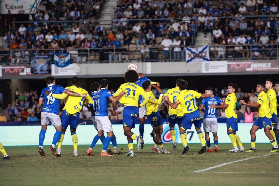 El Xerez CD se despide de la Copa ante el C&aacute;diz tras adelantarse en Chap&iacute;n y resistir hasta el final (1-3)