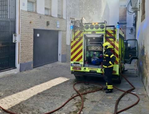 Un incendio calcina casi por completo una vivienda en la calle Moral de Jerez