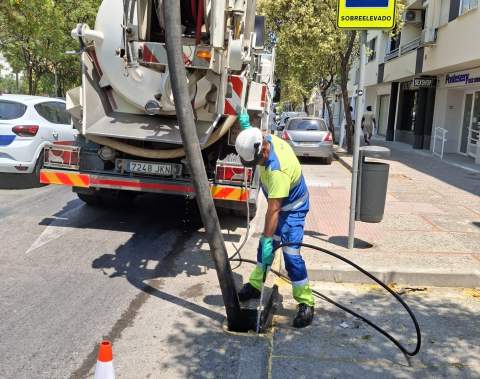Aquajerez refuerza la limpieza de imbornales ante la llegada de las lluvias