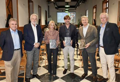 Javier Mu&ntilde;oz convierte los vinos de Jerez en protagonistas de su nuevo libro de cocina