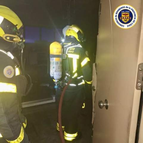 Un incendio en un local comercial del centro de negocios de la calle de la Industria obliga a intervenir a los bomberos