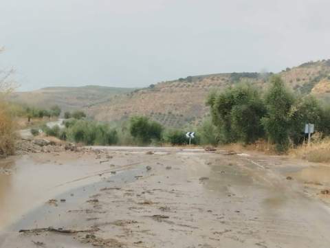 Las lluvias obligan a cortar una carretera en Jerez junto al Circuito de velocidad