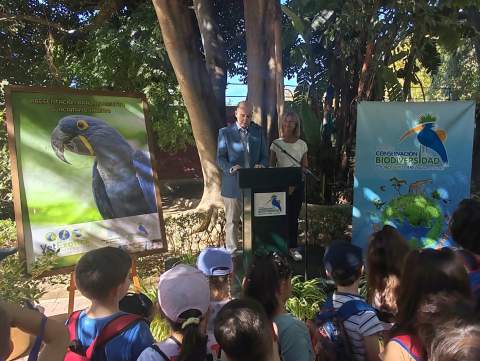 El Zoobot&aacute;nico de Jerez suma el apoyo de una cl&iacute;nica veterinaria para proteger al guacamayo jacinto