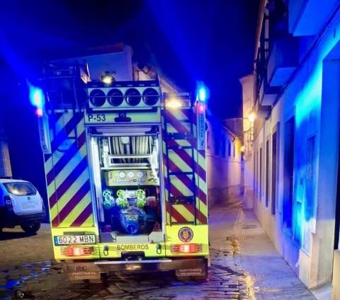 Un incendio en una vivienda de la calle Santa Mar&iacute;a de Gracia moviliza a los Bomberos