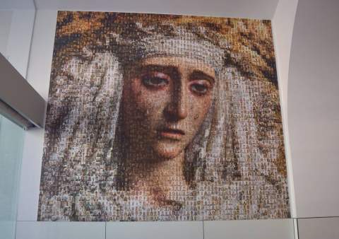 Un mosaico de 2.500 teselas rinde homenaje a la Virgen de la Esperanza de la Yedra en el centro de salud