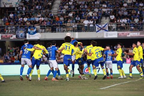 El Xerez CD se despide de la Copa ante el C&aacute;diz tras adelantarse en Chap&iacute;n y resistir hasta el final (1-3)
